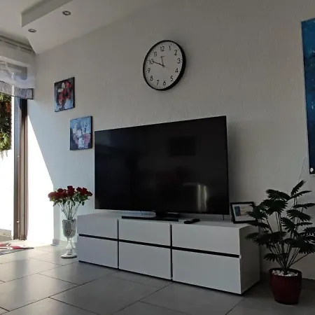 Holiday home Moderne Doppelhaushaelfte Mit Sued-west-terrasse Erkrath