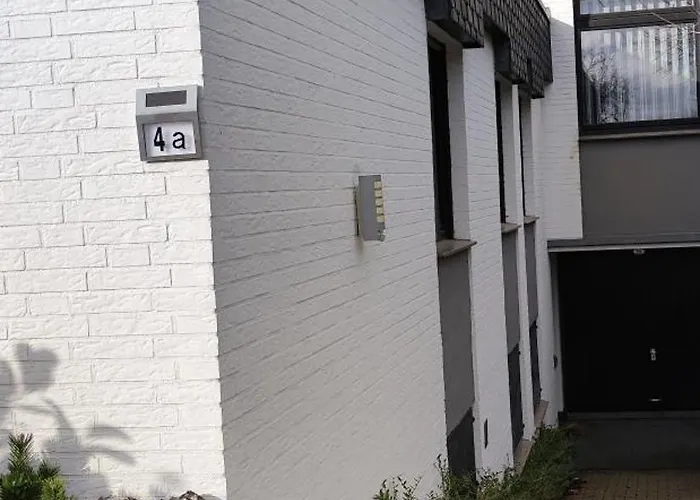 Moderne Doppelhaushaelfte Mit Sued-west-terrasse 度假居