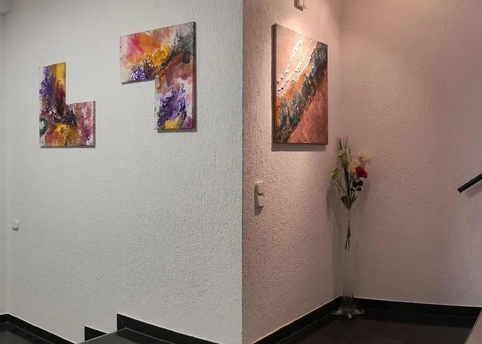 Moderne Doppelhaushaelfte Mit Sued-west-terrasse 度假居 *